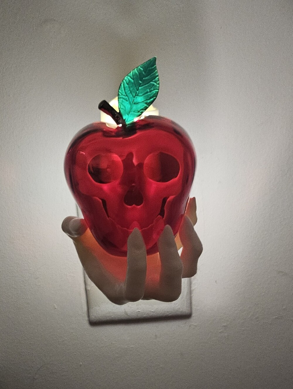 Bath & Body Works Red Poison Apple Evil Witch Hand Wallflower Plug In Snow White
